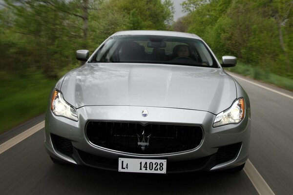 Grigio maserati quattroporte S B4 corse su strada vista frontale