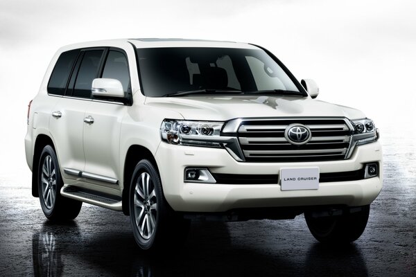 White Toyota Land Cruiser 2015