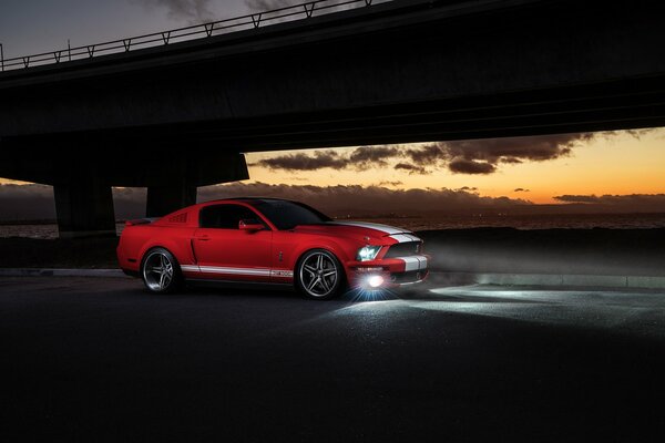 Ford Red, Sunset przednie reflektory lśnią