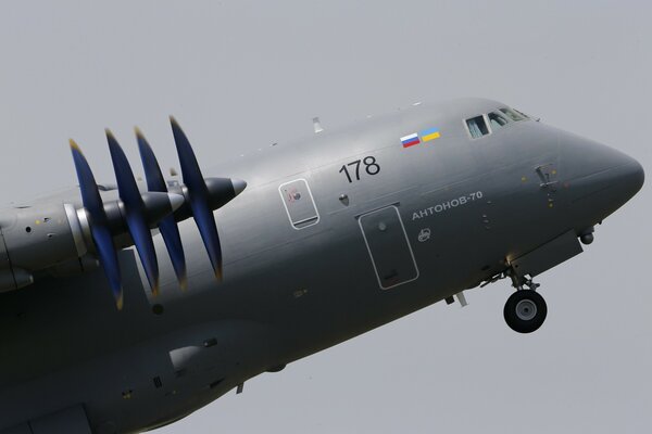 Gran avión de carga en el despegue