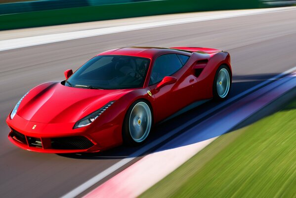 El coche de Ferrari en la autopista verde