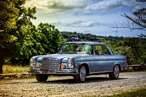 Blauer Mercedes Benz von 1969