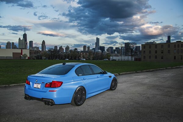 Un BMW azul te sacará de los días de trabajo