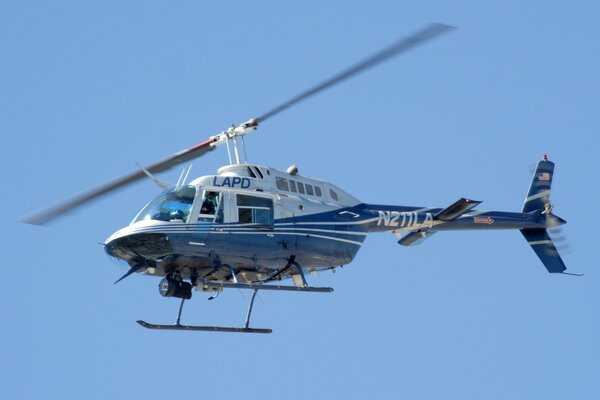 Sur fond de ciel bleu vif hélicoptère 206 JetRanger