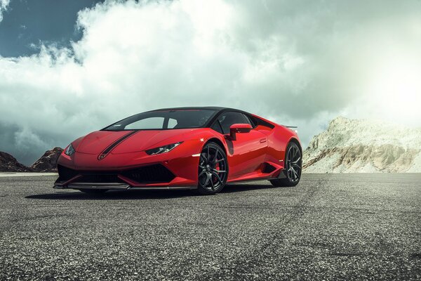 Superdeportivo rojo Lamborghini huracán vorsteiner en el fondo de las montañas