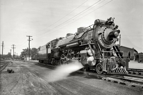 Vieux transport ferroviaire rentre à la maison sur la route, image noir et blanc