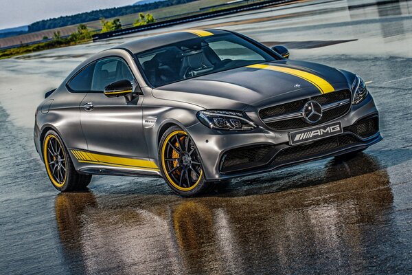 Voiture Mercedes noire avec bande jaune