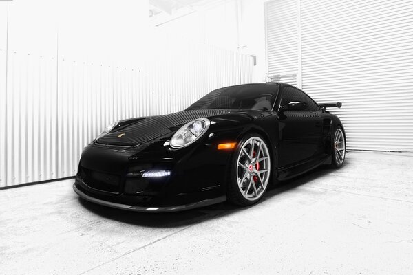 Porsche negro para el rodaje en la edición