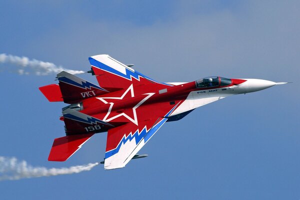 Avión rojo contra el cielo azul