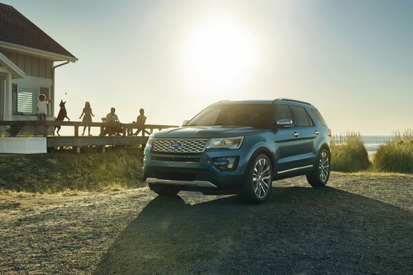 Ein von der Sonne beleuchteter Ford Explorer steht in der Nähe des Hauses