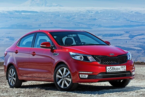 Coche Kia Rio sedán, color rojo, 2015