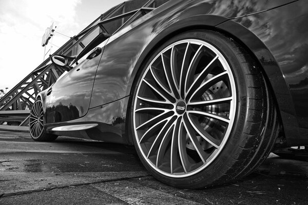 BMW negro en el fondo del puente en toneladas grises