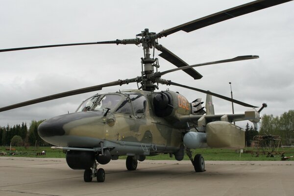 Łopaty śmigłowca Ka-52 na lotnisku wojskowym