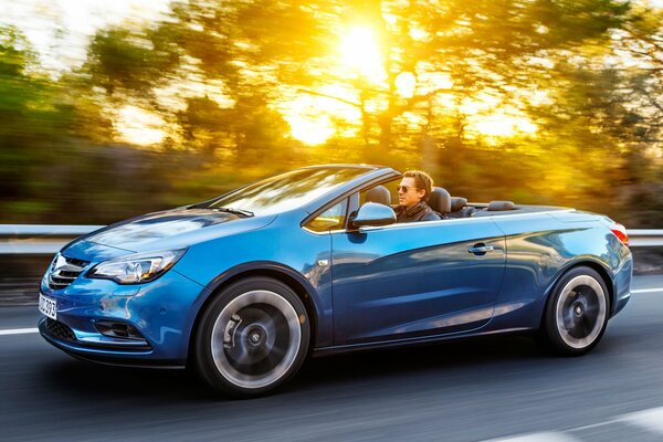 Opel cascada guida su strada