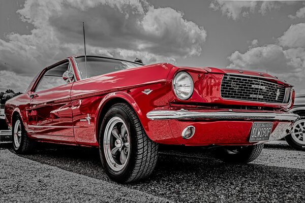 Cette voiture rouge égayera les jours gris de la semaine