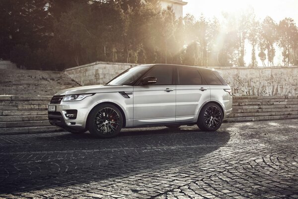 Silver Range Rover auf der Steinstraße