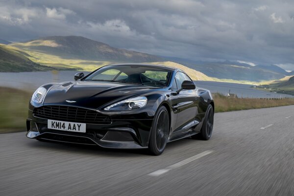 Aston Martin nero sulla strada