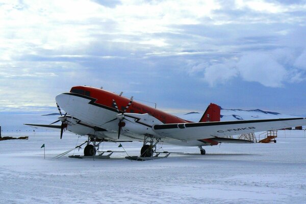 Douglas dc-3 in un aeroporto invernale e innevato