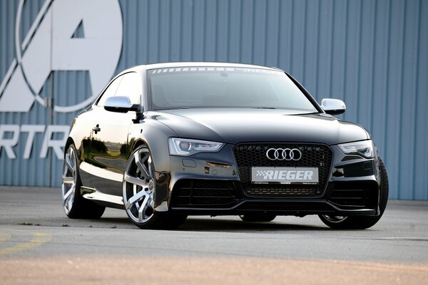 Voiture noire Audi deux mille treize ans