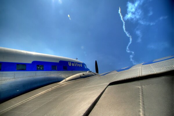 Avion américain dans le ciel. Vue depuis l aile