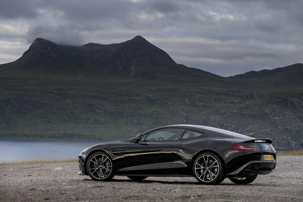 Aston Martin 2014 noir près du lac