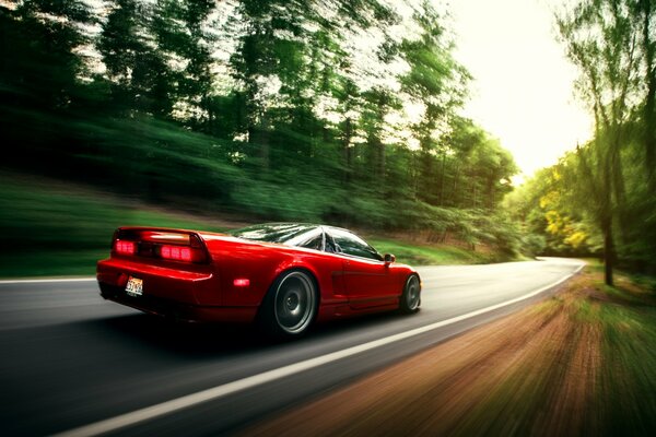 Ein rotes honda nsx-Auto auf der Autobahn