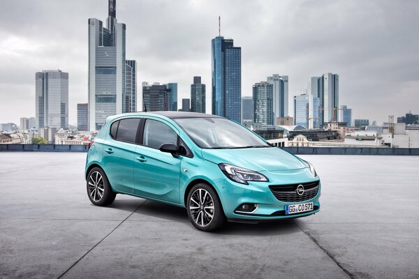 5-дверныц opel corsa цвета бабл нам на фоне метрополитена