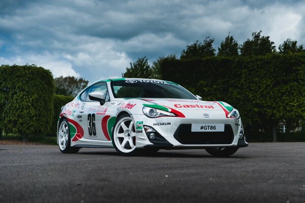 Coche de carreras Toyota con anuncios de Castrol