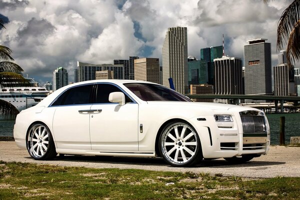 Weißes Rolls Royce Phantom auf dem Hintergrund von Wolkenkratzern