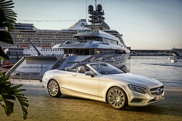 Mercedes Benz s500 2015 next to the yacht