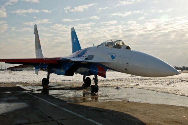 Photo of a Russian fighter jet on the highway