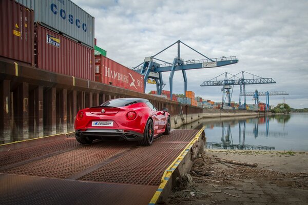 Fondo de pantalla del coche Alfa romeo 4c en el muelle