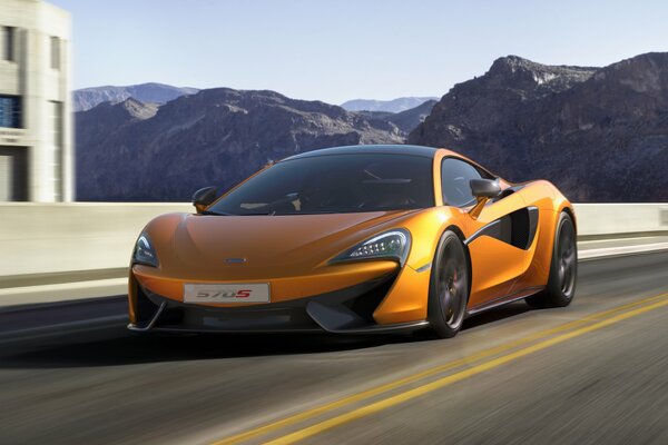 Mclaren orange en mouvement sur la route de montagne