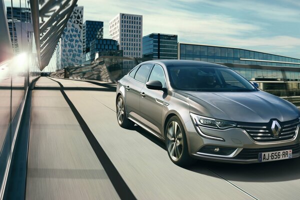 El renault 2015 de plata en el fondo de la ciudad