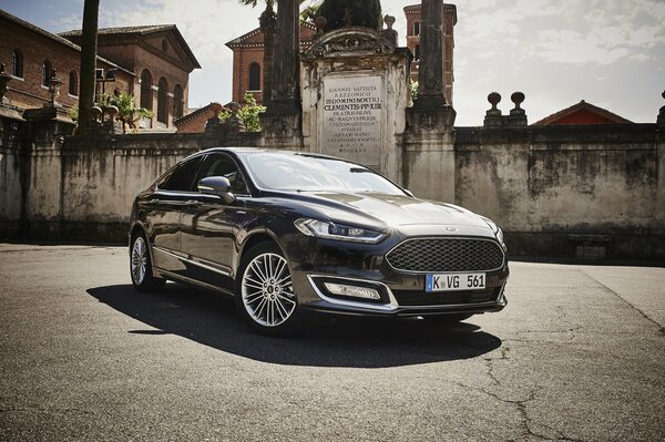 Ford mondeo en el edificio antiguo