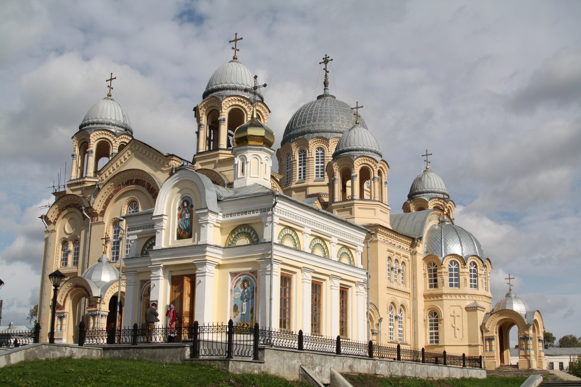 tempel kathedrale architektur kirche nikolaus kreuz schnitzen spitze gemälde kuppel