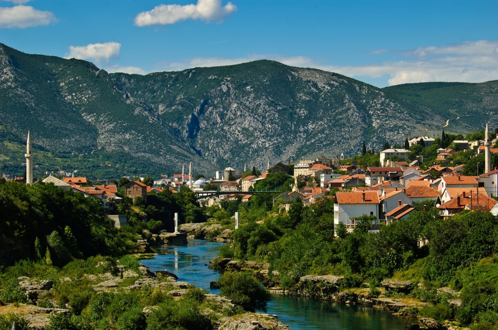 bosnie-herzégovine paysage rivière bâtiment rivière neretva montagnes mostar