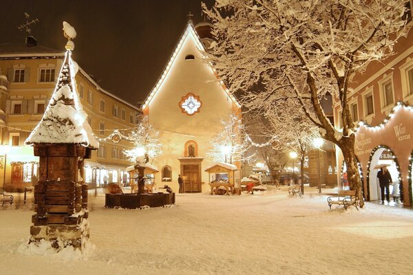 Weihnachten und Schnee Italien in Lichtern