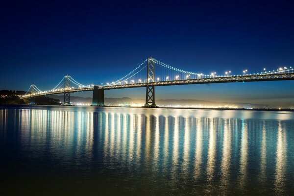 Por la noche, los faros de un puente brillan en San Francisco