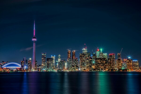 Belleza de fuego nocturno en Toronto