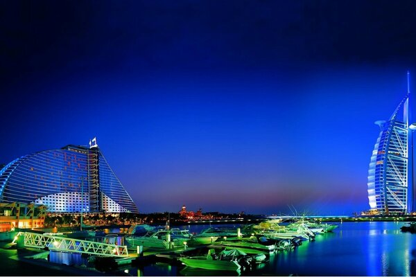 Nocne piękno ze światłami w Dubaju