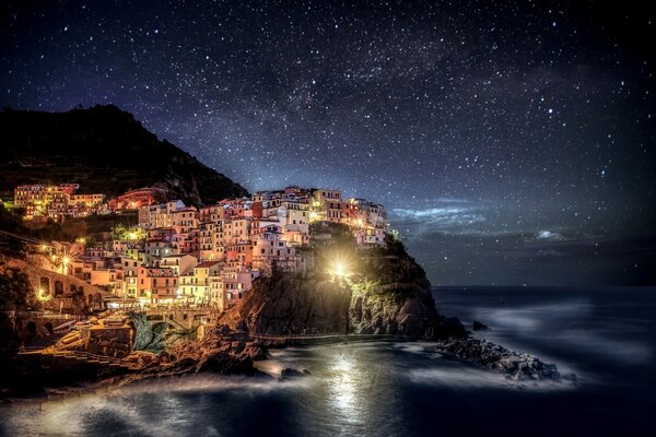 El mar, el cielo estrellado y la antigua ciudad italiana