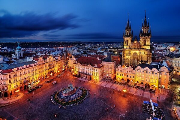 Piazza della notte a Praga nelle luci