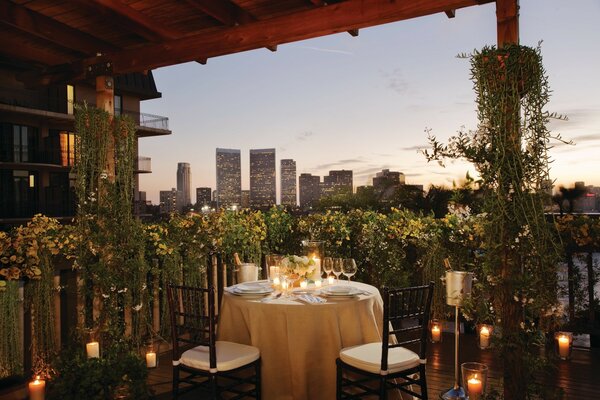 Ein Tisch in einem Restaurant am Stadtrand von Los Angeles