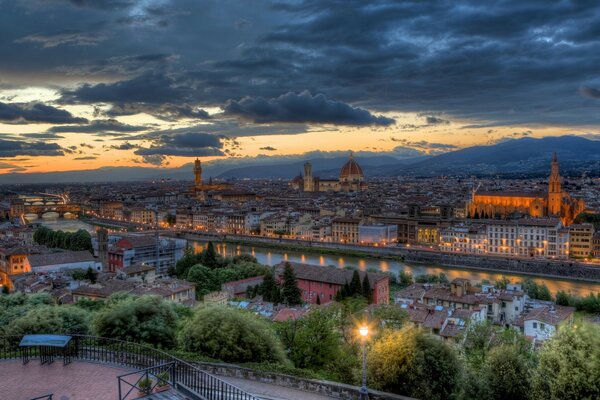 Coucher de soleil mémorable dans la ville de Florence