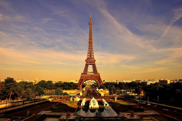 Красивая сказочная эльфелева башня в Париже