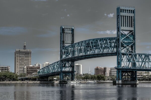 Ungewöhnliche Brücke in Florida über dem Fluss