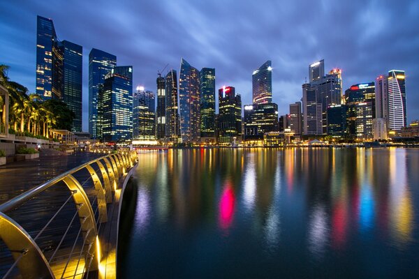Мегаполис Сингапур с золотым мостом и небоскребами