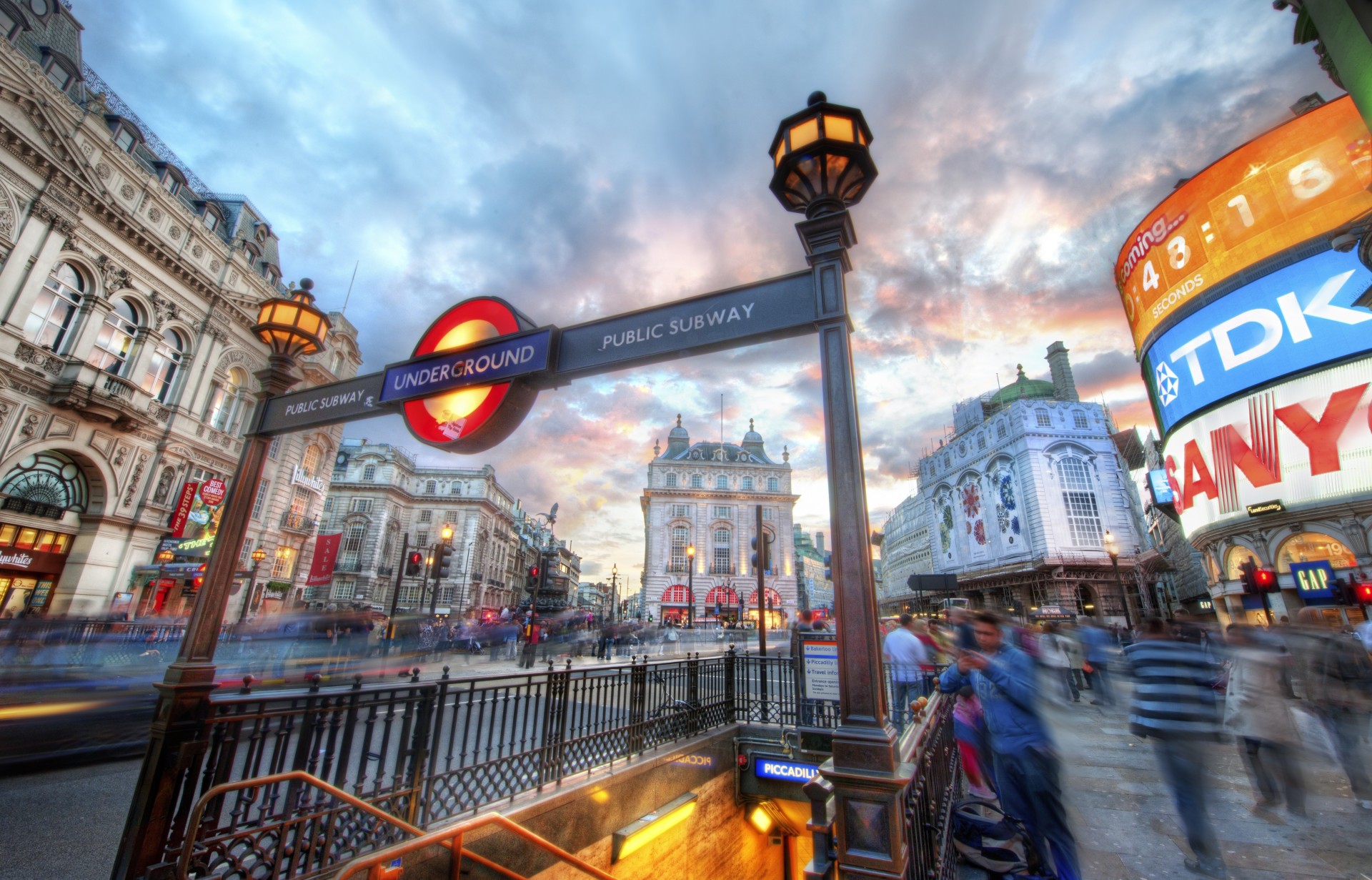 métro vitrines rue maisons ville londres voitures panneaux personnes