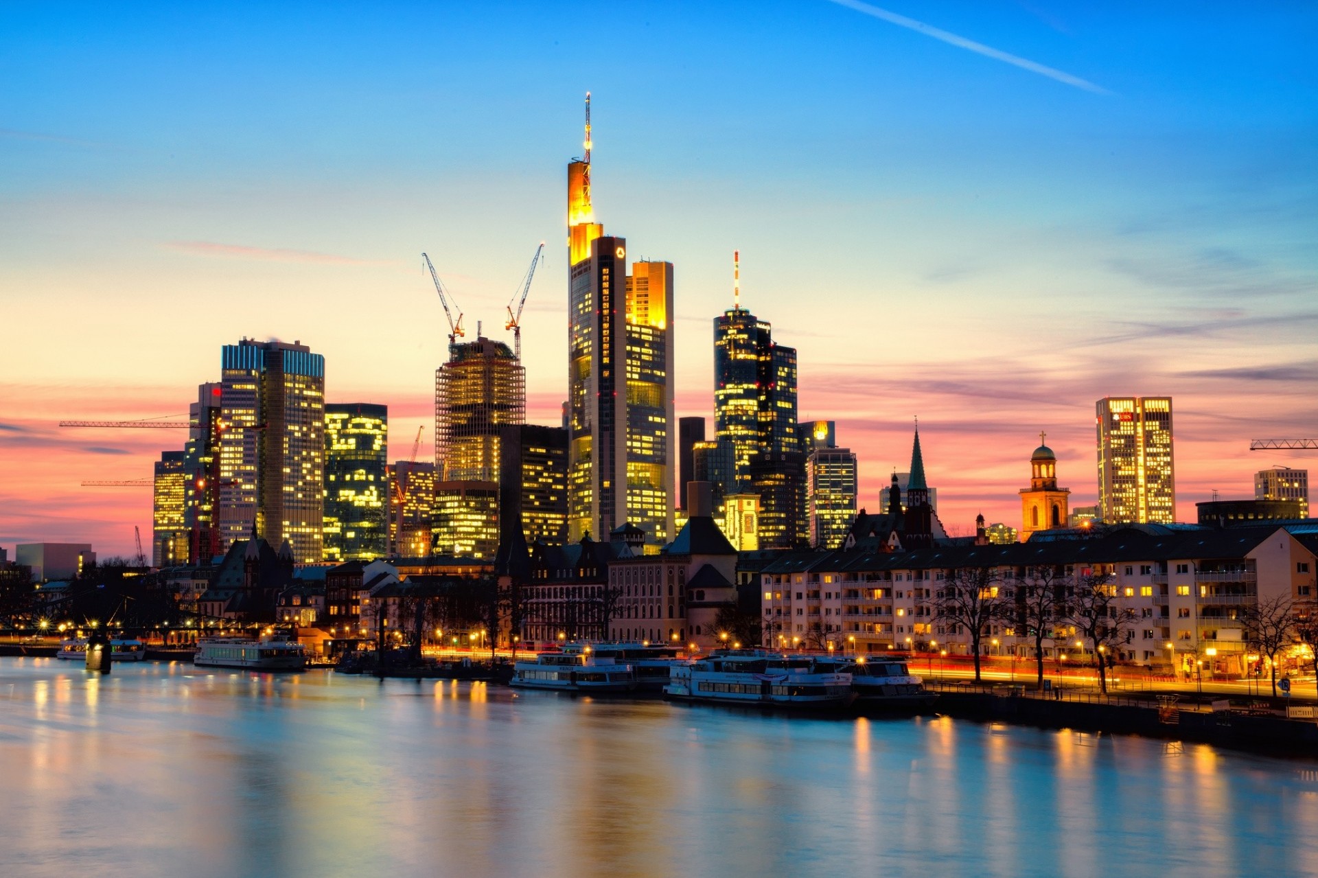 luci main fiume tramonto francoforte sul meno alberi grattacieli città notte germania ristrutturazione case